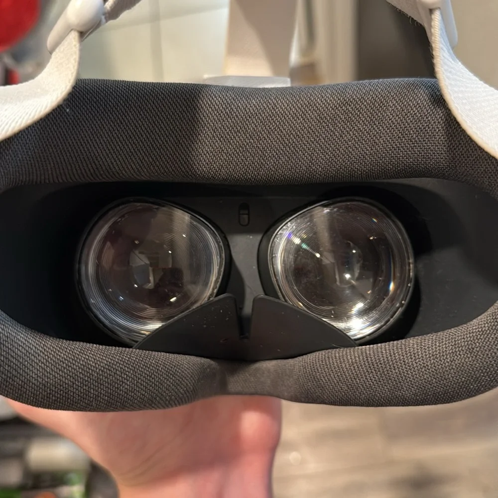 Oculus VR Headset and Controllers - Cream